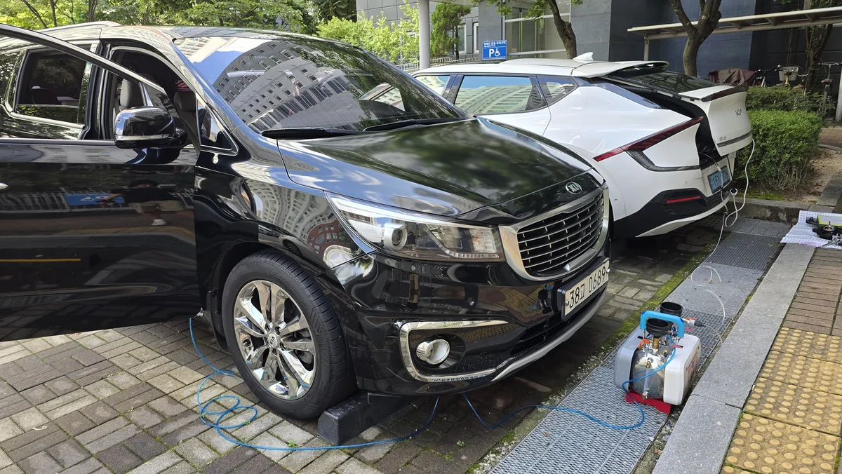 차량 조수석 개방 상태와 외부 세척 장비