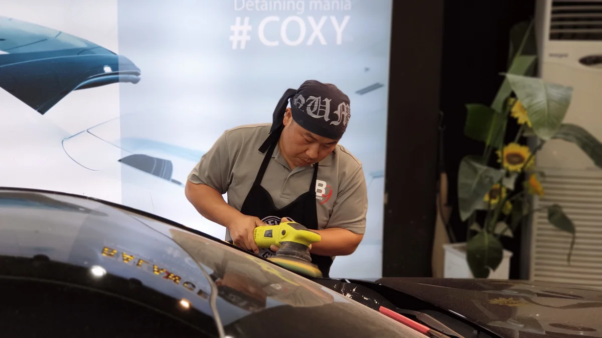 COXY 배경과 작업자·폴리셔·도장면이 함께 보이는 대표 사진